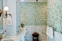 Варианты дизайна ванной комнаты с обоями